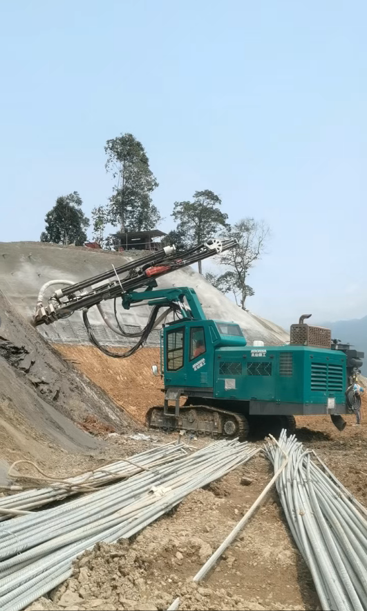 孔山KS777一体全液压顶锤钻机，在马来西亚水电站高效凿岩工作现场